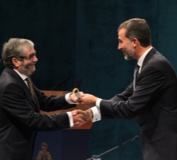 Don Felipe entrega el Premio Príncipe de Asturias de las Letras a Antonio Muñoz Molina
